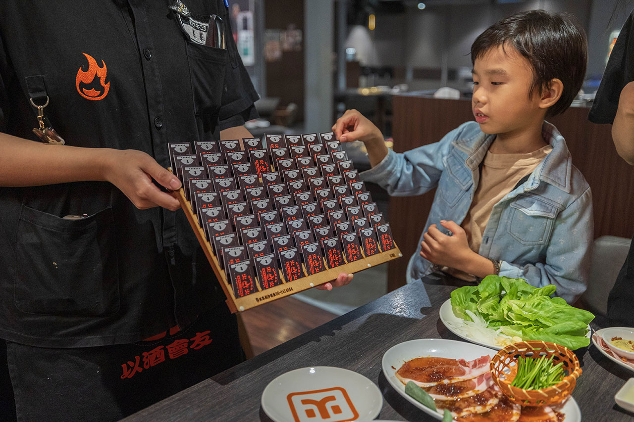火火燒肉販賣所台中公益店｜台中超高4.9分評價燒肉，台中寵物友善燒肉餐廳推薦，一番賞、巨無霸飲品，超多慶生好禮拿到滿，台中市南屯區美食推薦