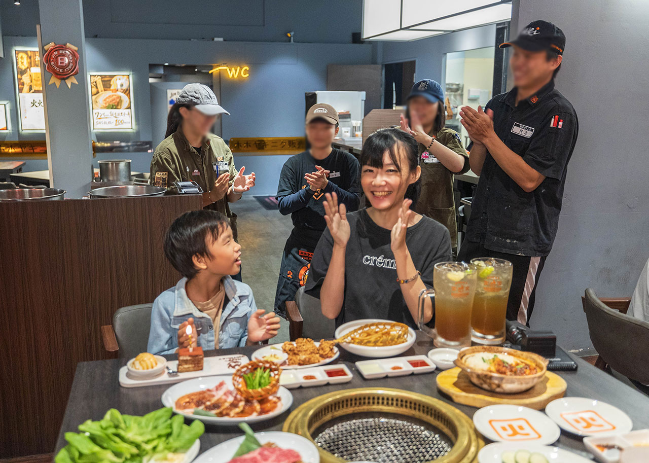 火火燒肉販賣所台中公益店｜台中超高4.9分評價燒肉，台中寵物友善燒肉餐廳推薦，一番賞、巨無霸飲品，超多慶生好禮拿到滿，台中市南屯區美食推薦