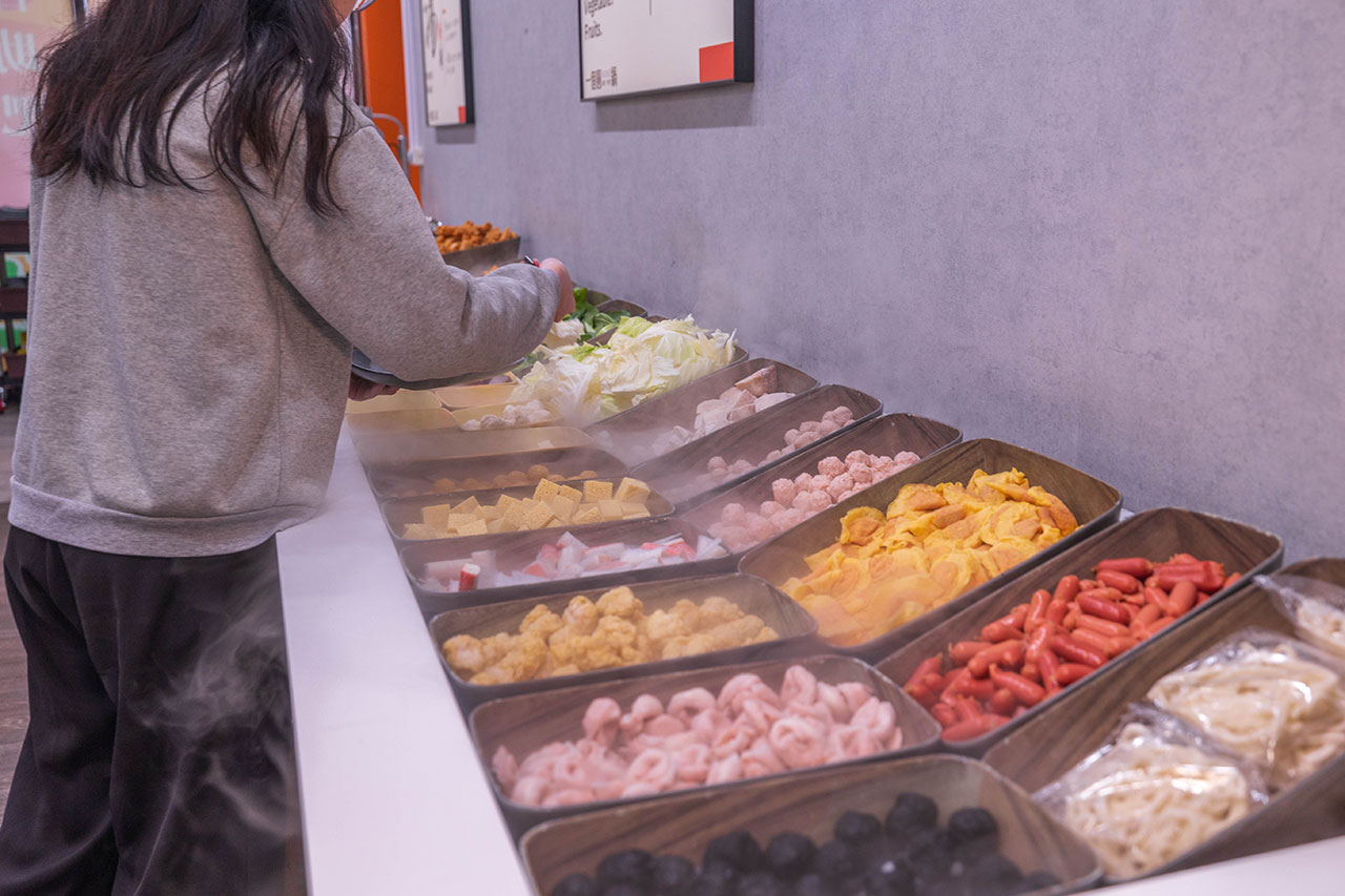 一個圓鍋｜台南超狂499起吃到飽火鍋，牛豬雞海鮮甜點剉冰近80樣自助吧美食，讓你一次吃到飽2026台南美食推薦