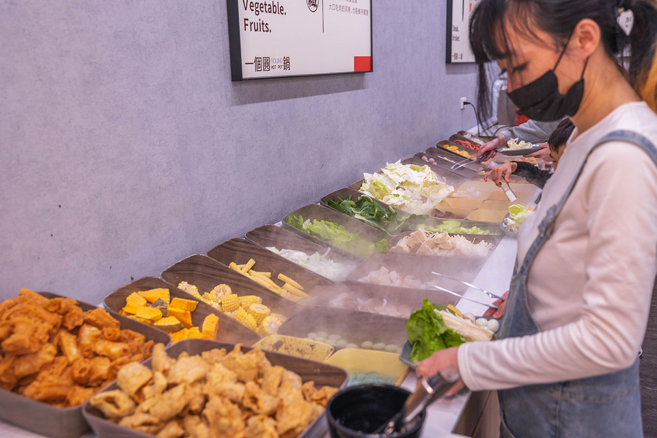 一個圓鍋｜台南超狂499起吃到飽火鍋，牛豬雞海鮮甜點剉冰近80樣自助吧美食，讓你一次吃到飽2026台南美食推薦