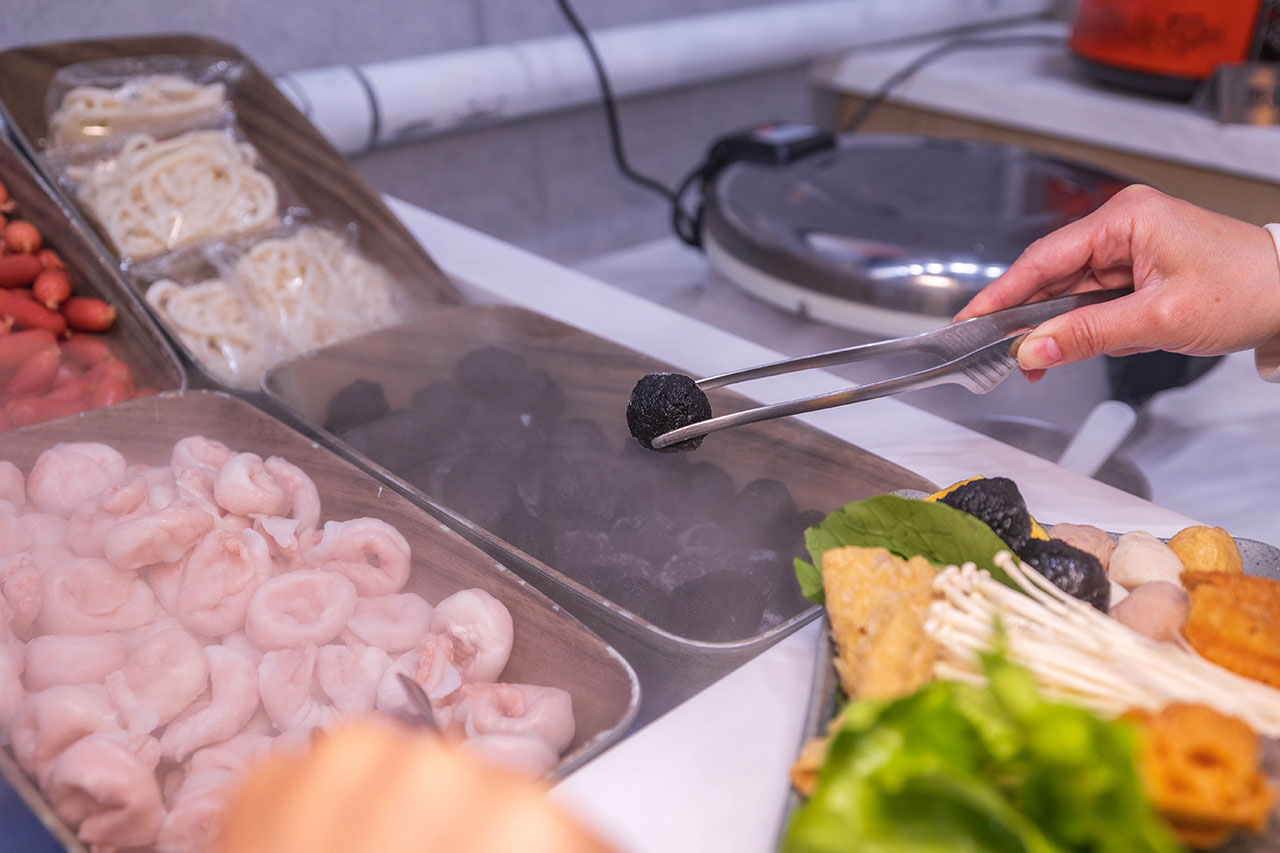 一個圓鍋｜台南超狂499起吃到飽火鍋，牛豬雞海鮮甜點剉冰近80樣自助吧美食，讓你一次吃到飽2026台南美食推薦