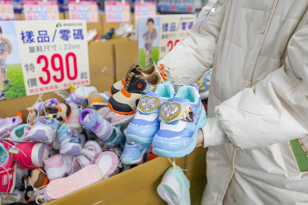 美力運動世界 台中中清特賣會開倉！童鞋、休閒鞋、戶外運動鞋早鳥全館下殺1折起，還有早鳥活動特賣金額再打8折，最新大雅鞋子特賣會報到！