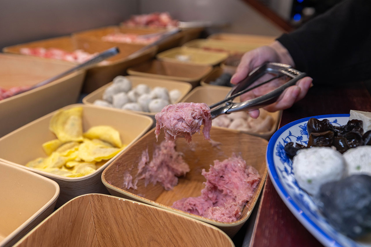真涮吃到飽火鍋 北大店，新竹肉控必訪399起牛豬雞羊多種肉品無限吃！蔬食炸物飲料冰品自助吧隨你拿，最新2026新竹美食推薦