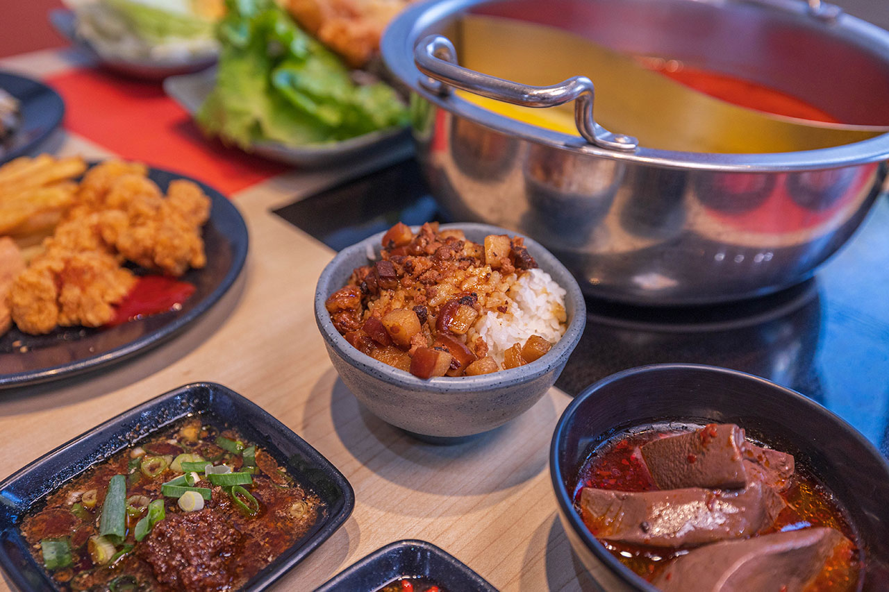 一個圓鍋｜台南超狂499起吃到飽火鍋，牛豬雞海鮮甜點剉冰近80樣自助吧美食，讓你一次吃到飽2026台南美食推薦