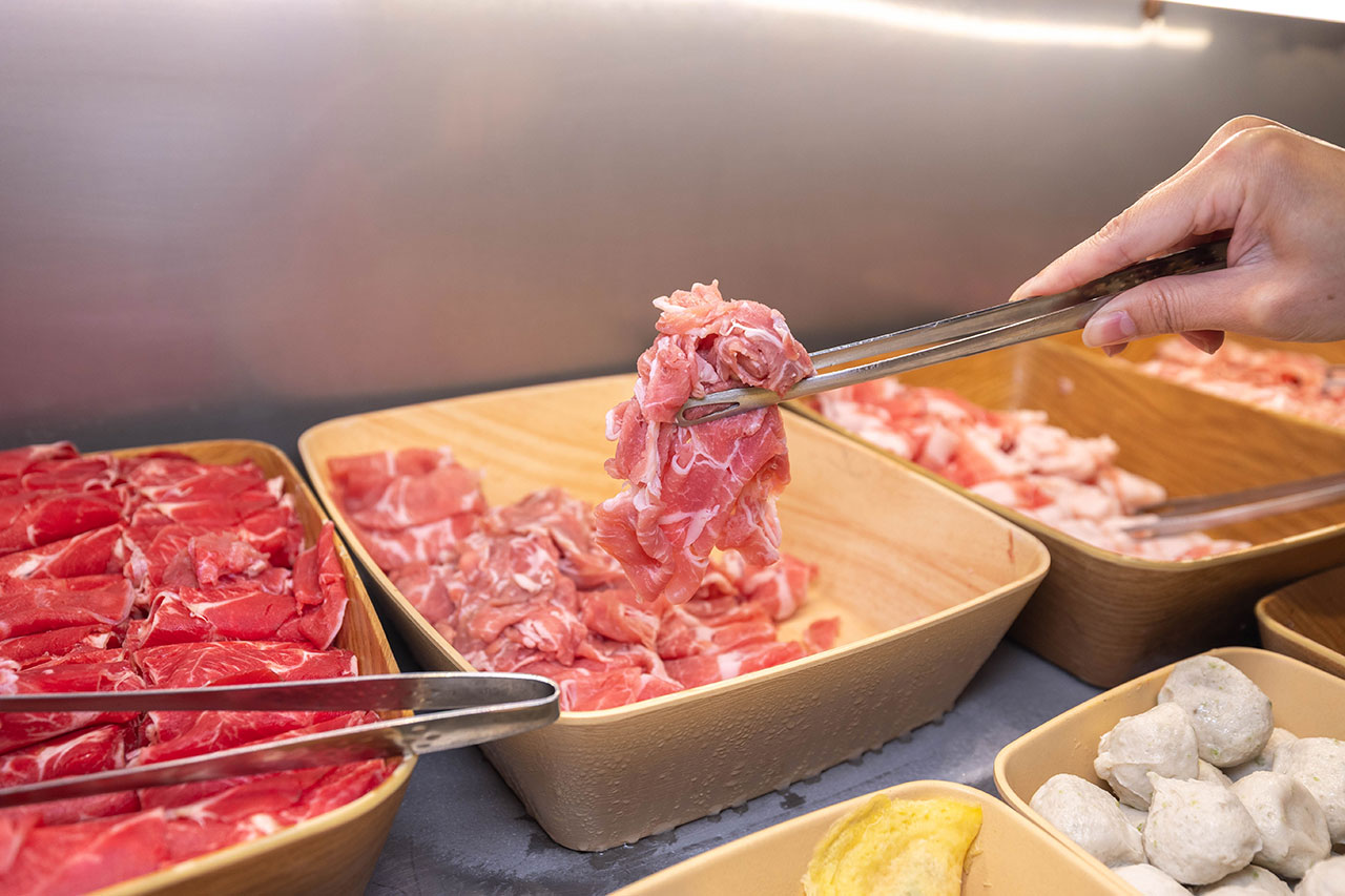 真涮吃到飽火鍋 北大店，新竹肉控必訪399起牛豬雞羊多種肉品無限吃！蔬食炸物飲料冰品自助吧隨你拿，最新2026新竹美食推薦