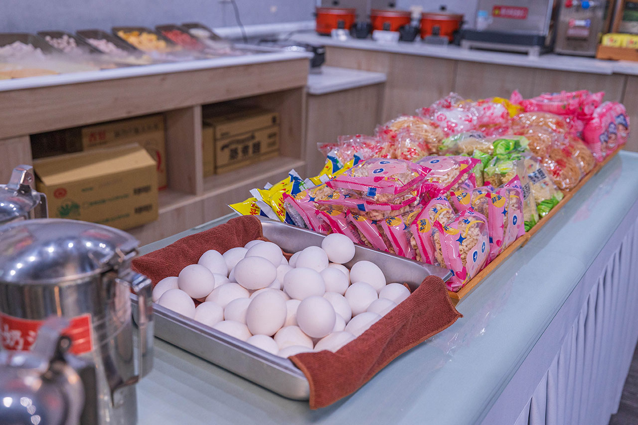 一個圓鍋｜台南超狂499起吃到飽火鍋，牛豬雞海鮮甜點剉冰近80樣自助吧美食，讓你一次吃到飽2026台南美食推薦