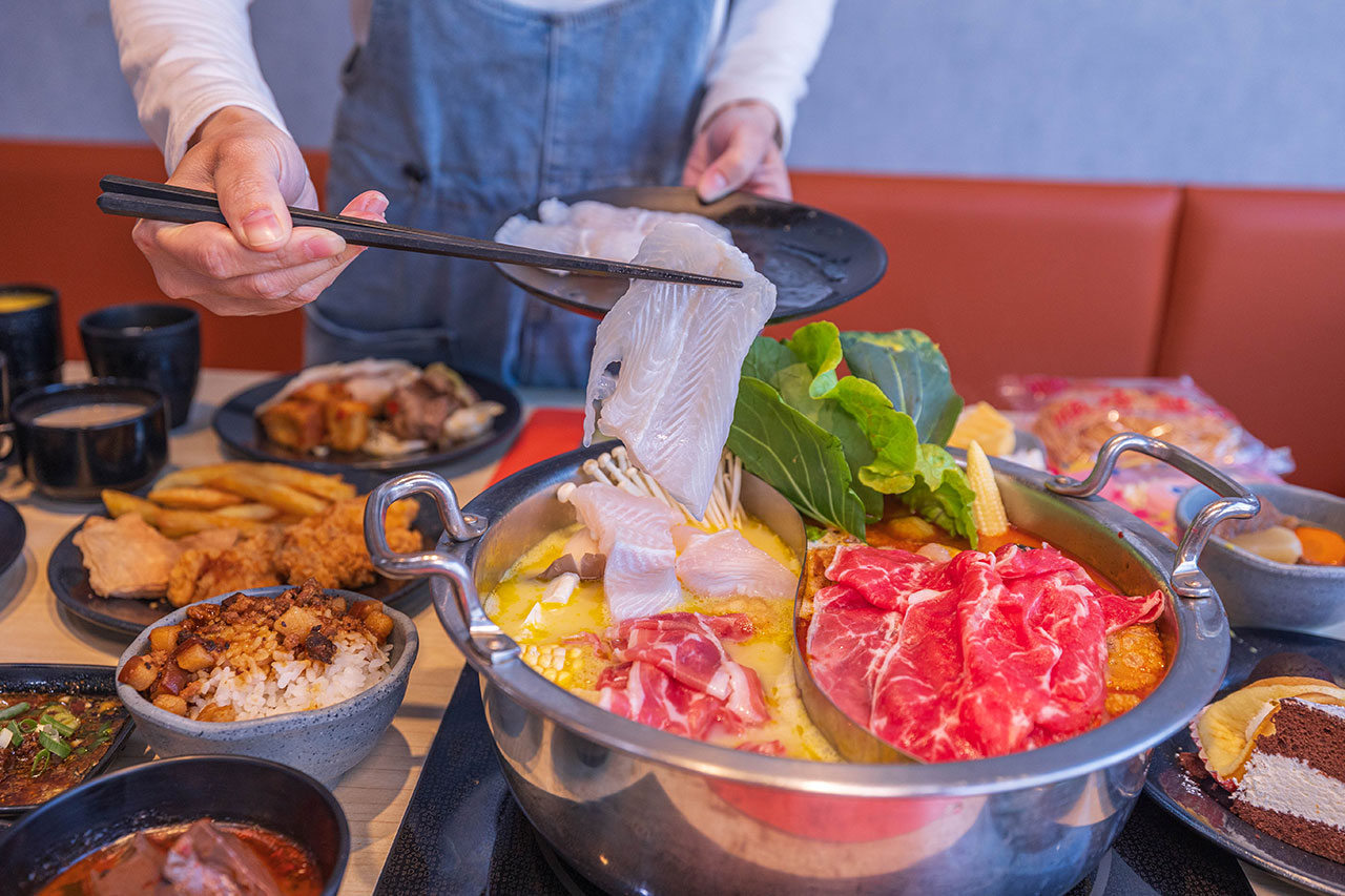 一個圓鍋｜台南超狂499起吃到飽火鍋，牛豬雞海鮮甜點剉冰近80樣自助吧美食，讓你一次吃到飽2026台南美食推薦