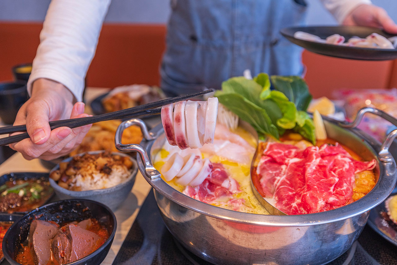 一個圓鍋｜台南超狂499起吃到飽火鍋，牛豬雞海鮮甜點剉冰近80樣自助吧美食，讓你一次吃到飽2026台南美食推薦