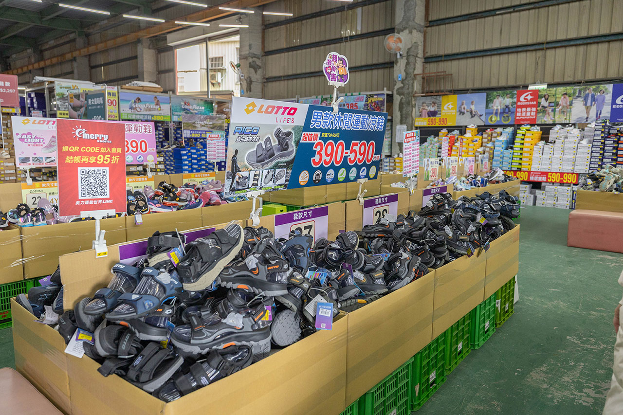 美力運動世界 台中中清特賣會開倉！童鞋、休閒鞋、戶外運動鞋早鳥全館下殺1折起，還有早鳥活動特賣金額再打8折，最新大雅鞋子特賣會報到！