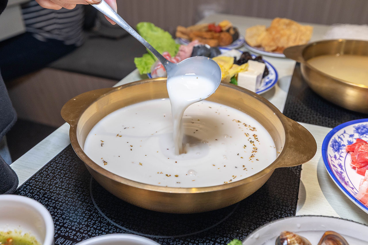 真涮吃到飽火鍋 北大店，新竹肉控必訪399起牛豬雞羊多種肉品無限吃！蔬食炸物飲料冰品自助吧隨你拿，最新2026新竹美食推薦