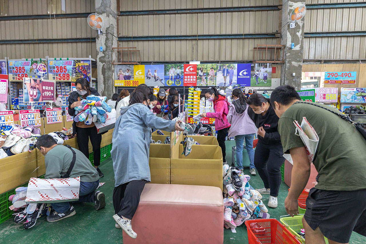 美力運動世界 台中中清特賣會開倉！童鞋、休閒鞋、戶外運動鞋早鳥全館下殺1折起，還有早鳥活動特賣金額再打8折，最新大雅鞋子特賣會報到！