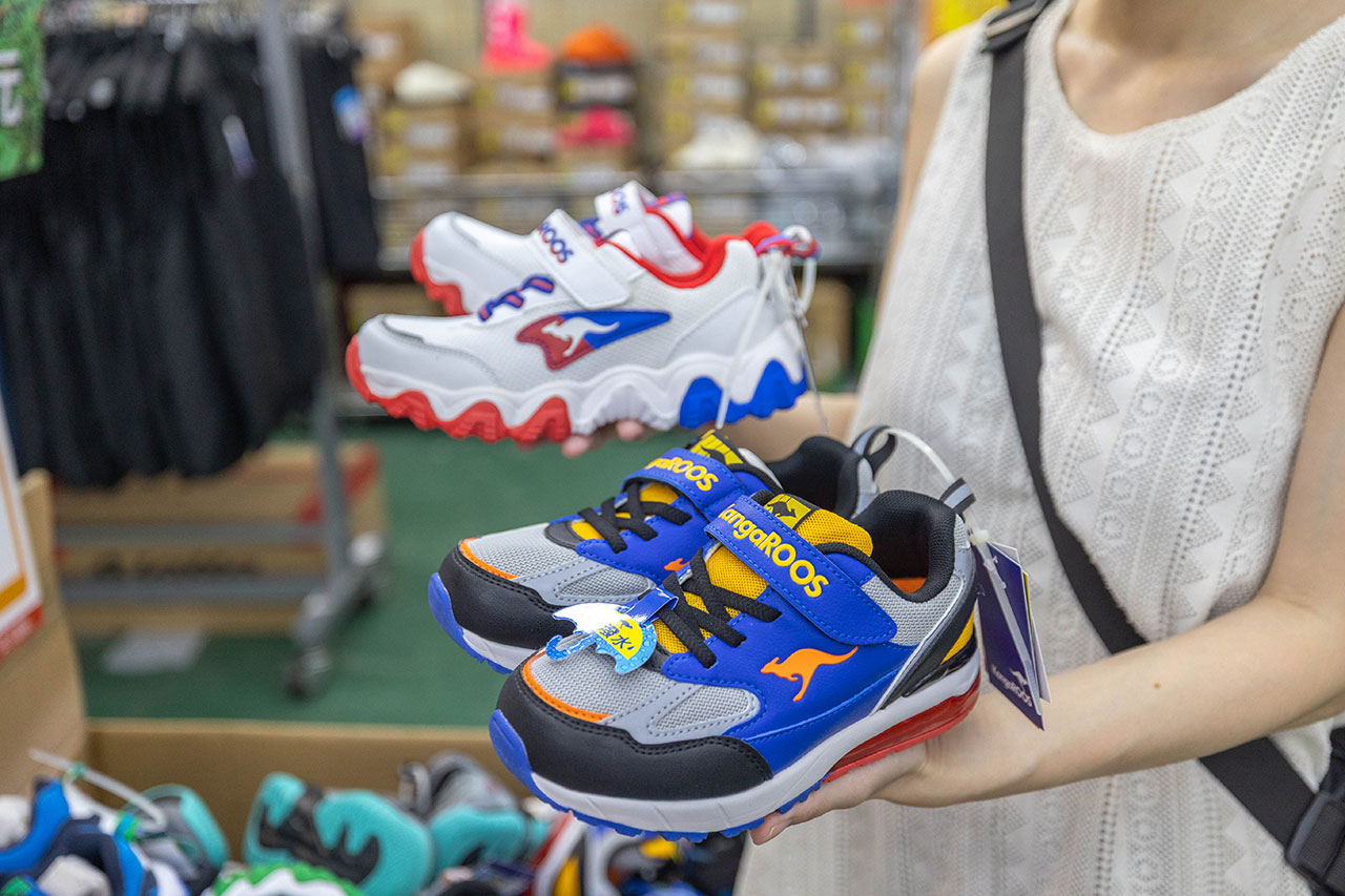 美力運動世界台中中清特賣會報到！全館下殺1折起童鞋、運動鞋、工作鞋都超便宜，前30名早鳥再享7折，還有超多買一送一活動！大雅鞋子特賣會來啦～