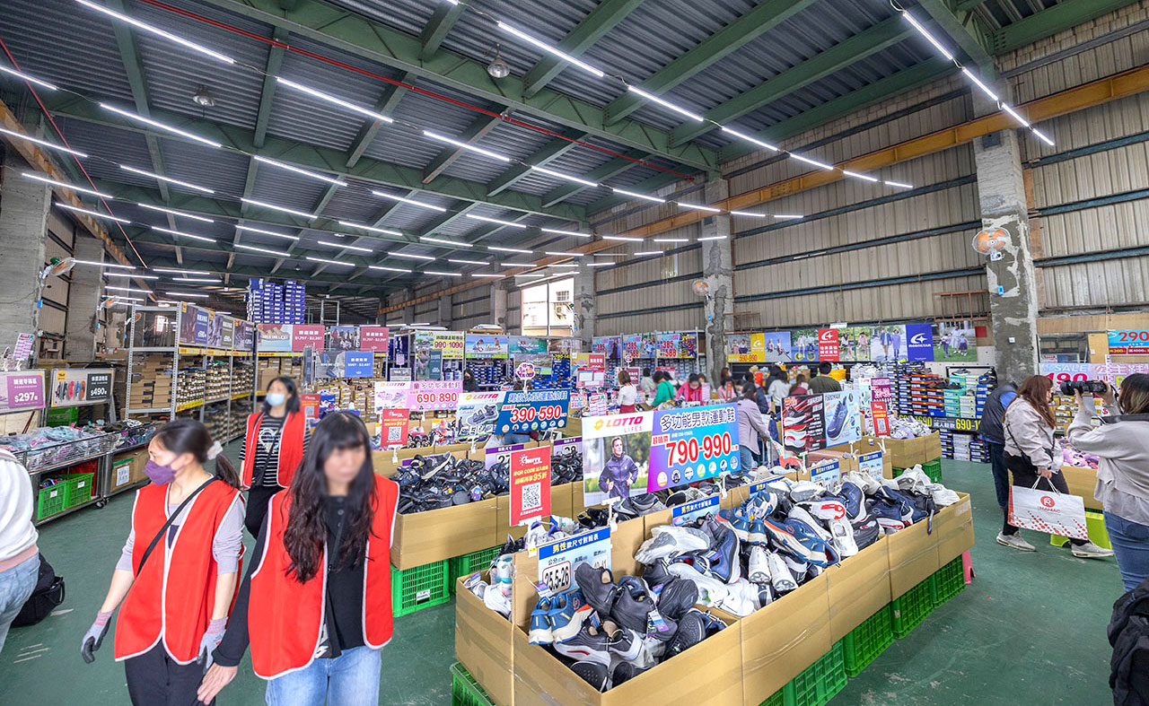 美力運動世界 台中中清特賣會開倉！童鞋、休閒鞋、戶外運動鞋早鳥全館下殺1折起，還有早鳥活動特賣金額再打8折，最新大雅鞋子特賣會報到！