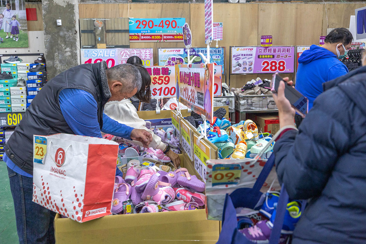 美力運動世界 台中中清特賣會開倉！童鞋、休閒鞋、戶外運動鞋早鳥全館下殺1折起，還有早鳥活動特賣金額再打8折，最新大雅鞋子特賣會報到！