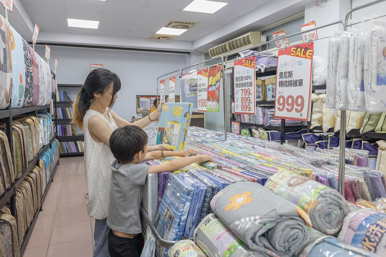 多寶寢具暢貨中心！最新草屯寢具特賣會開倉，天絲床包、枕頭、被子、床墊全館 2 折起！最新 2026 草屯寢具特賣會