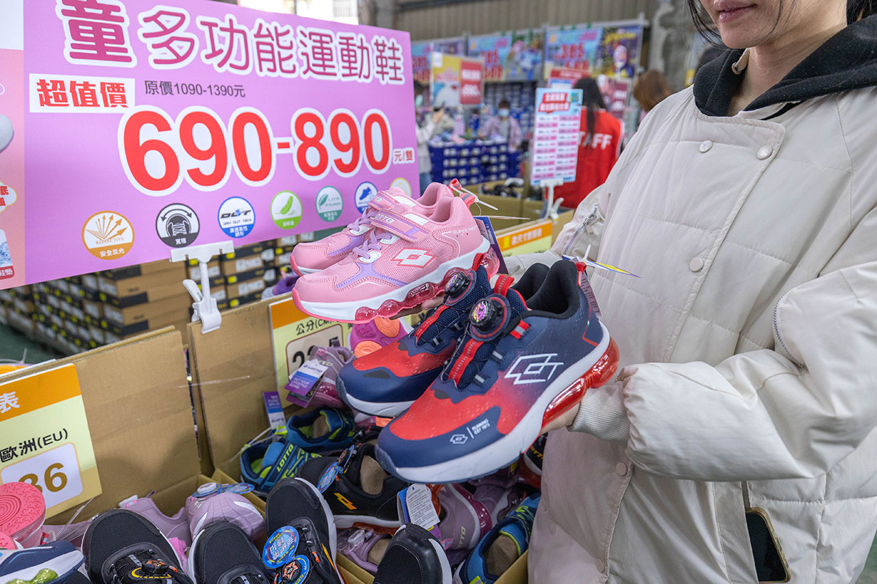 美力運動世界 台中中清特賣會開倉！童鞋、休閒鞋、戶外運動鞋早鳥全館下殺1折起，還有早鳥活動特賣金額再打8折，最新大雅鞋子特賣會報到！