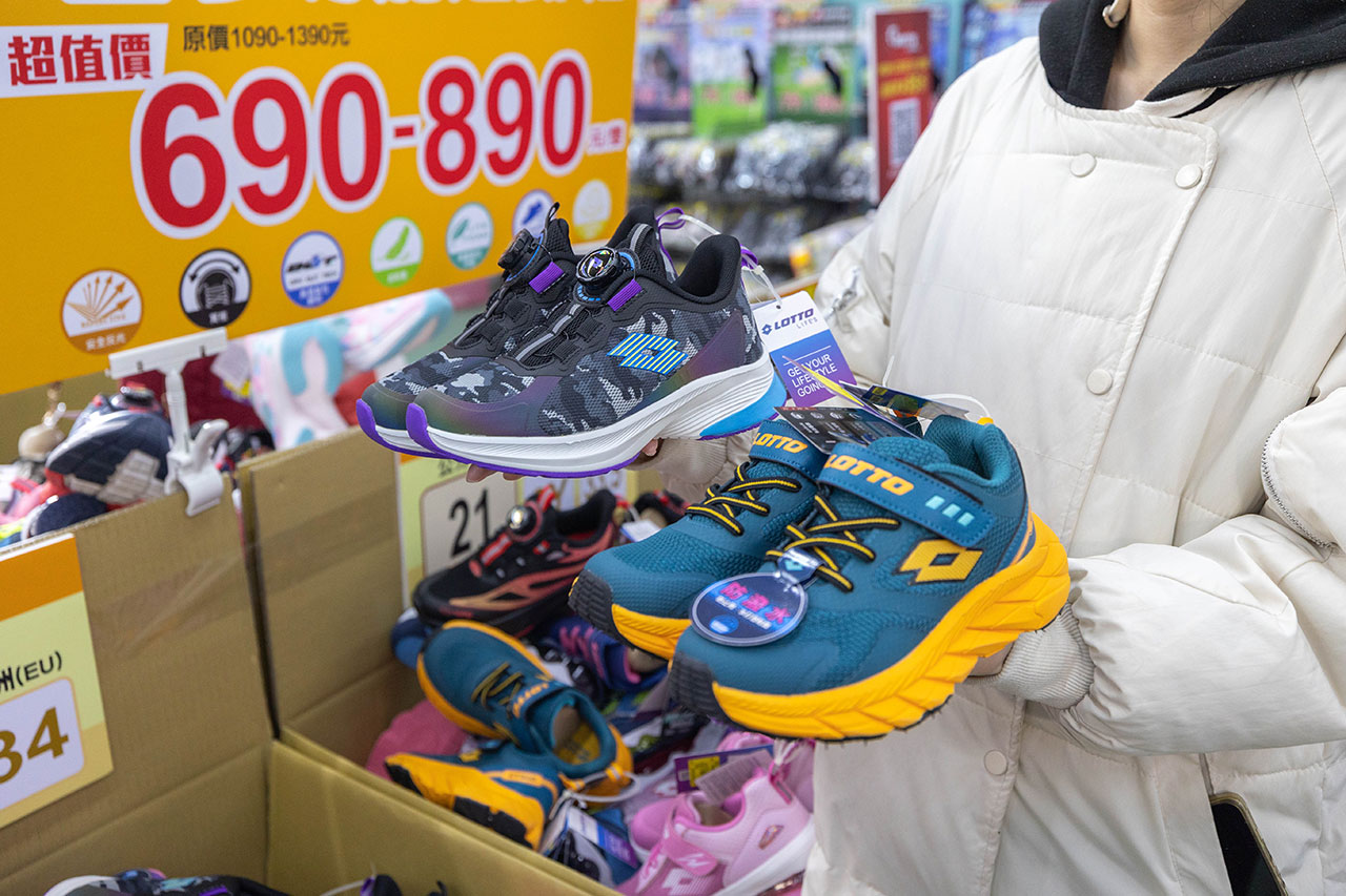 美力運動世界 台中中清特賣會開倉！童鞋、休閒鞋、戶外運動鞋早鳥全館下殺1折起，還有早鳥活動特賣金額再打8折，最新大雅鞋子特賣會報到！
