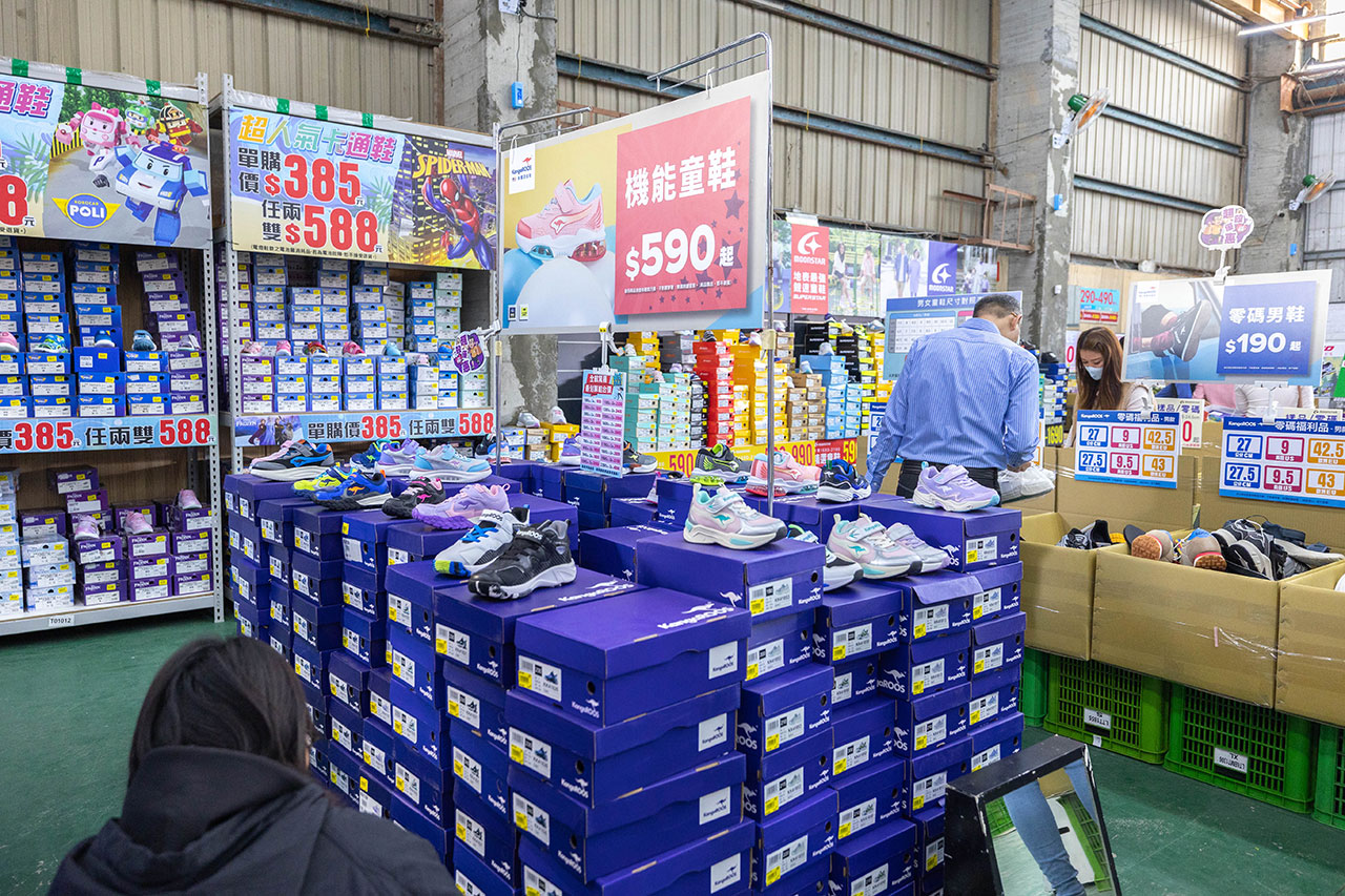 美力運動世界 台中中清特賣會開倉！童鞋、休閒鞋、戶外運動鞋早鳥全館下殺1折起，還有早鳥活動特賣金額再打8折，最新大雅鞋子特賣會報到！