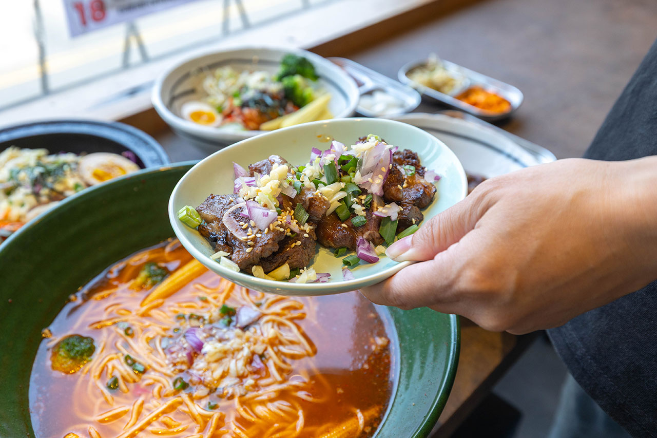 阿里郎食堂｜台中竟然有這間韓式麵店，比臉大牛小排加麵免費再送小菜！最新台中中科博館美食推薦，2025台中西區美食推薦