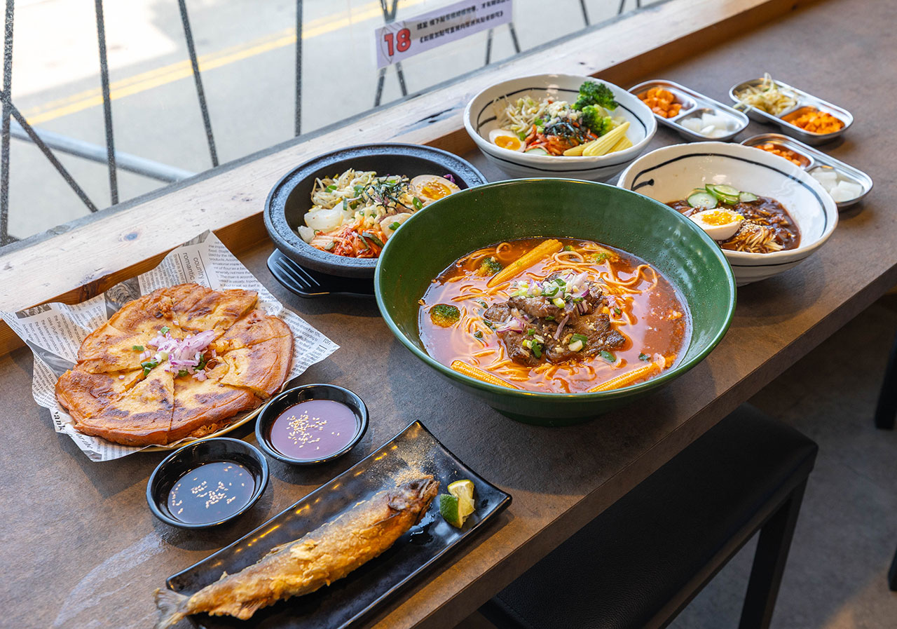 阿里郎食堂｜台中竟然有這間韓式麵店，比臉大牛小排加麵免費再送小菜！最新台中中科博館美食推薦，2025台中西區美食推薦