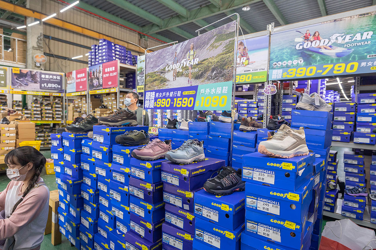 美力運動世界 台中中清特賣會開倉！童鞋、休閒鞋、戶外運動鞋早鳥全館下殺1折起，還有早鳥活動特賣金額再打8折，最新大雅鞋子特賣會報到！