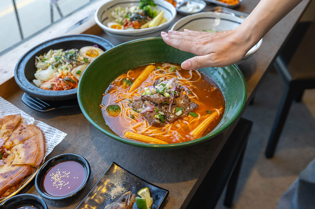 阿里郎食堂｜台中竟然有這間韓式麵店，比臉大牛小排加麵免費再送小菜！最新台中中科博館美食推薦，2025台中西區美食推薦